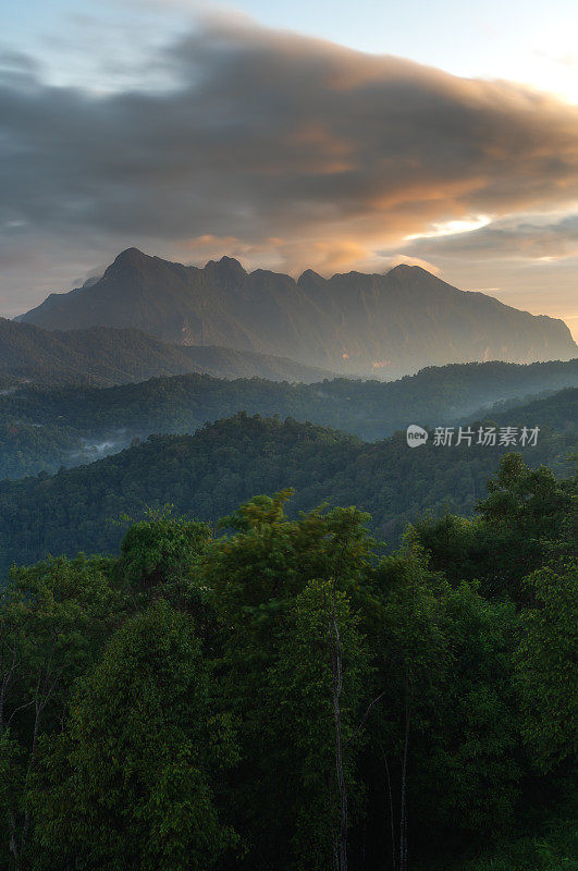 美丽的日出景色在Doi Luang Chiang Dao，泰国清迈